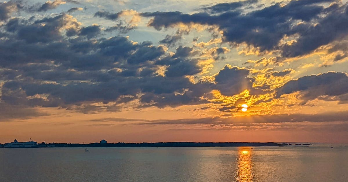 Candlelit Evenings: Must-Visit Beachfront Eateries for Couples